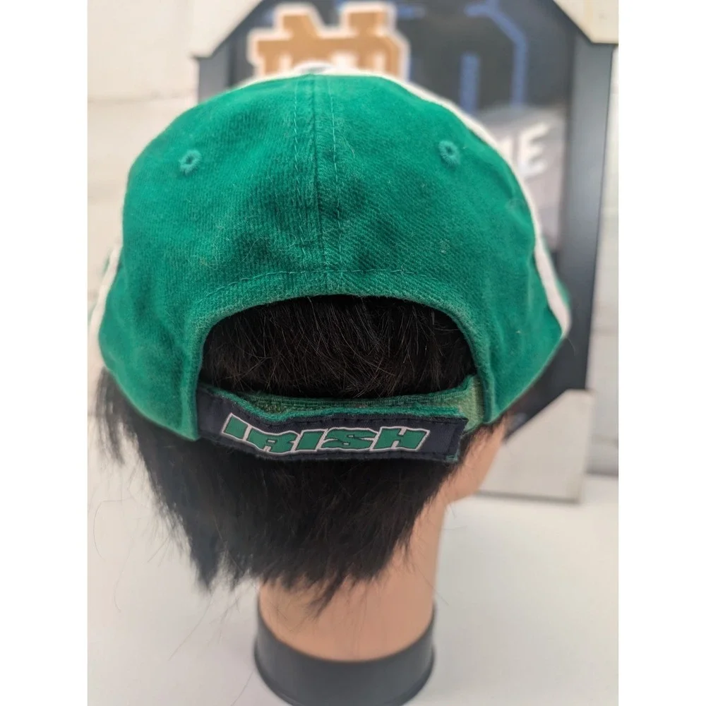 Notre Dame Fighting Irish NCAA Wall Decor Plaque Sign w/ Notre Dame Hat‎ Bundle